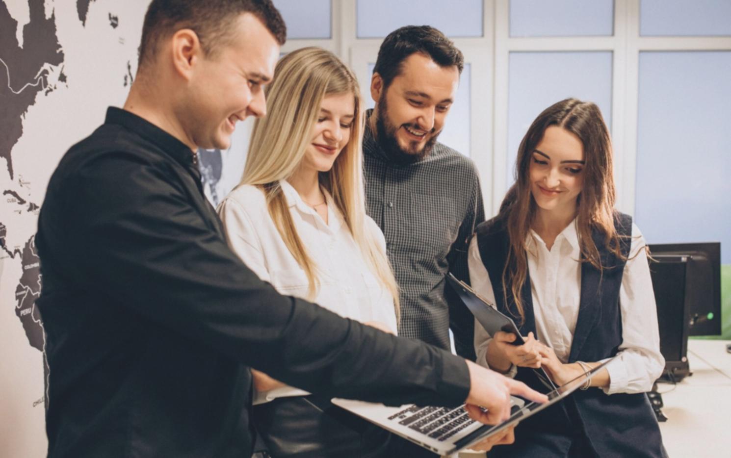 Finanzexperte erklärt Anlagestrategie an einem modernen Arbeitsplatz